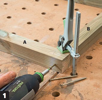 Växthus mot vägg: Skruva ihop botten Växthus mot vägg: Skruva ihop botten